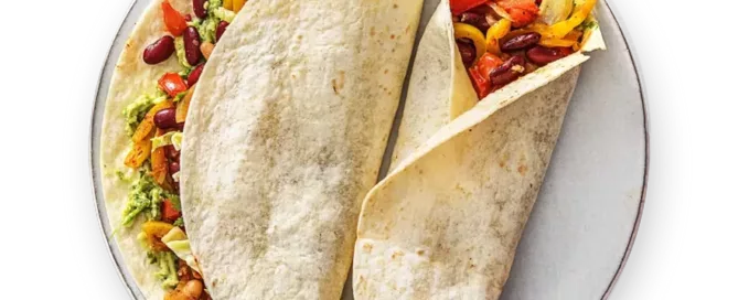 Burritos au poulet mariné, tortilla blé complet, haricots rouges, salade