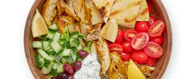 Shawarma au poulet, pita, salade et sauce yaourt